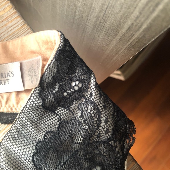 Victoria Secret Strap Bra - Picture 2 of 2